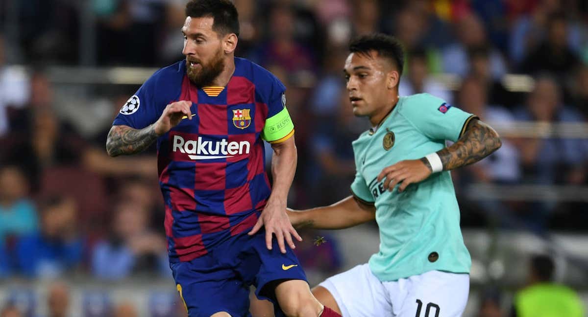 Messi y Lautaro pugnan por un balón en el Camp Nou | /GETTY IMAGES