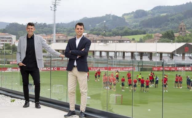 Sergio Navarro y Mikel González posan en Lezama. Athletic Club