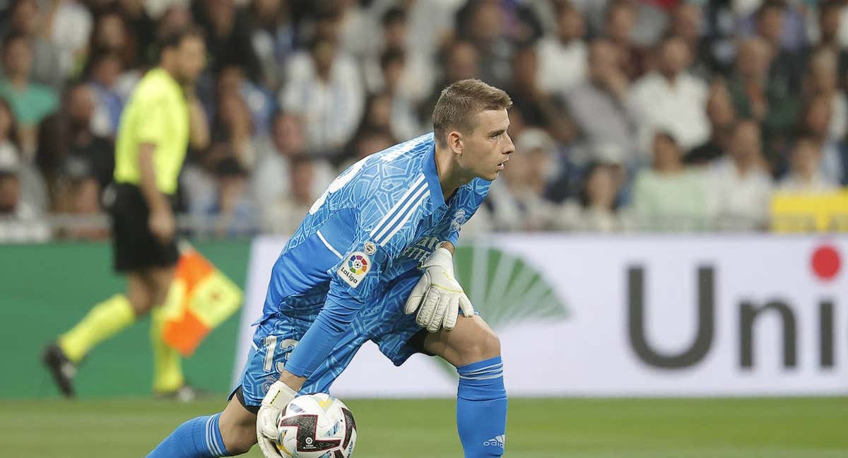 Lunin pone el balón en juego en el Real Madrid-Osasuna. /getty