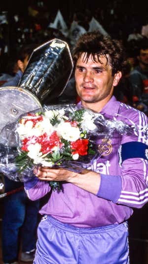 Camacho, con la Copa de la UEFA. GETTY