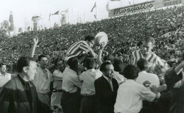 Del Sol es sacado a hombros por los aficionados del Betis tras lograr el ascenso a Primera. ABC