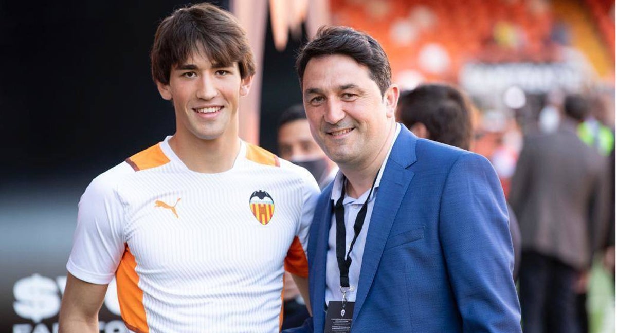 Braulio Vázquez con su hijo Jesús Vázquez antes del Valencia vs Osasuna.