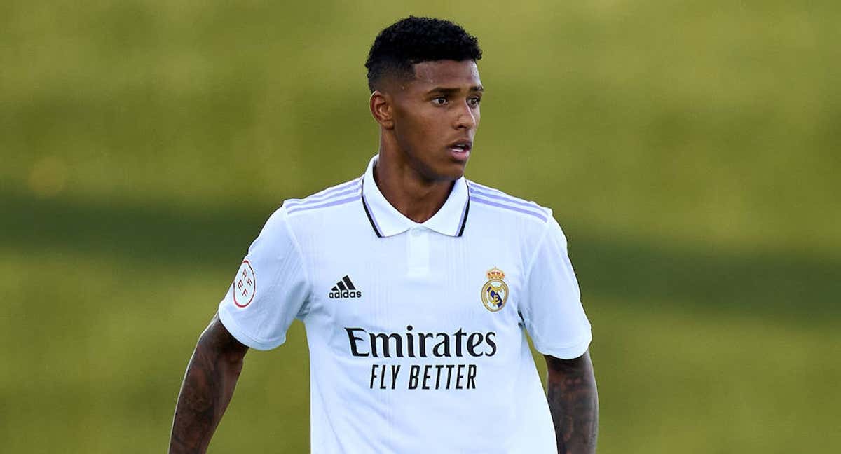 Vinicius Tobias controlando un balón.