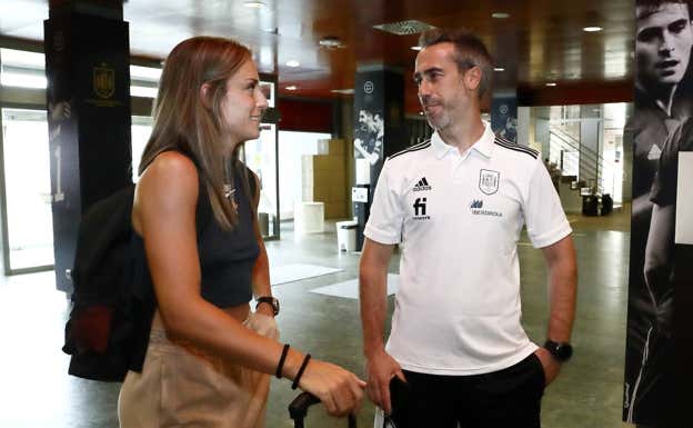 Alexia y Vilda en el inicio de la concentración de España en la Eurocopa.  RFEF