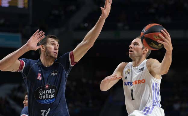 Guerrero trata de evitar una canasta de Causseur en el Real Madrid - Mombus Obradoiro.  GETTY IMAGES