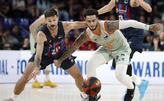 Laprovittola y Howard disputan un balón en el Barça-Baskonia de la Jornada 2.  EFE