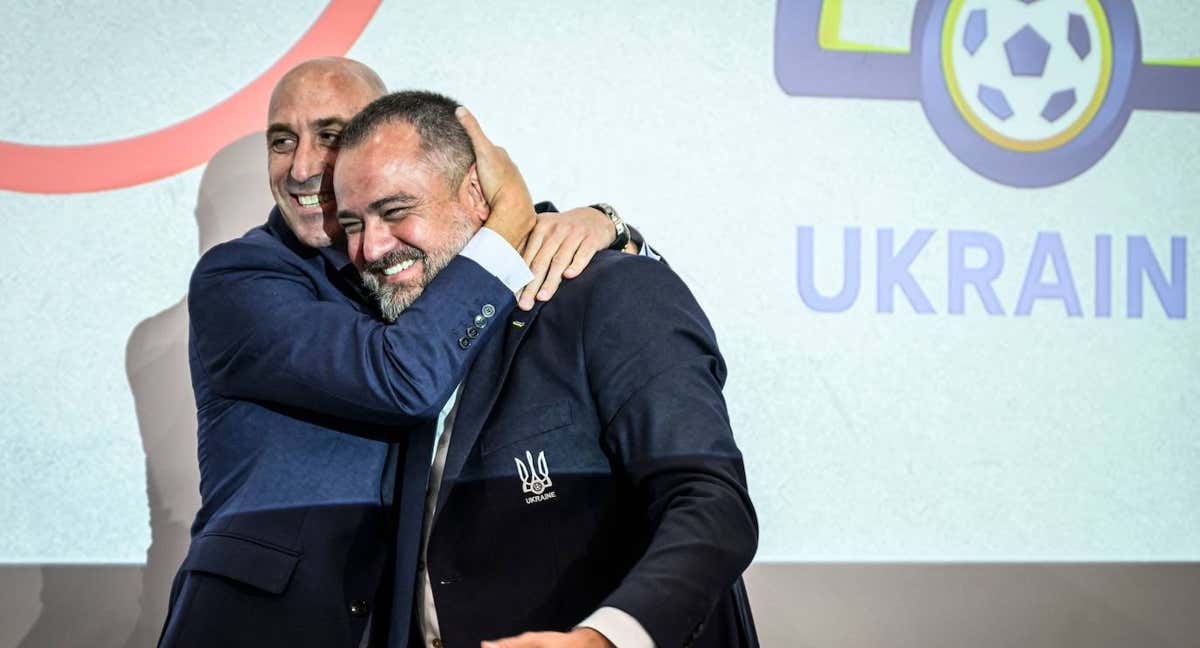 Luis Rubiales abraza a Andriy Pavelko, presidente de la Federación ucraniana. /GETTY IMAGES