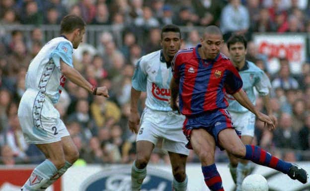 Ronaldo marcó uno de los mejores goles de su carrera ante el Compostela. ARCHIVO