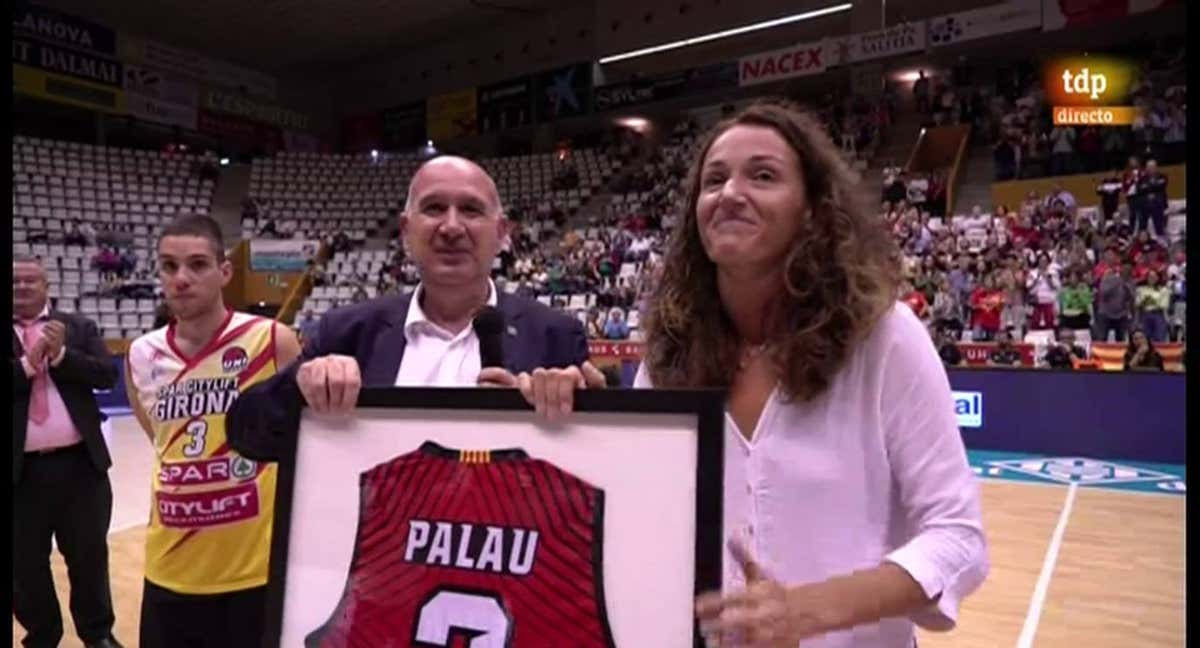 Laia Palau junto a Cayetano Pérez, presidente del Uni Girona./TELEDEPORTE