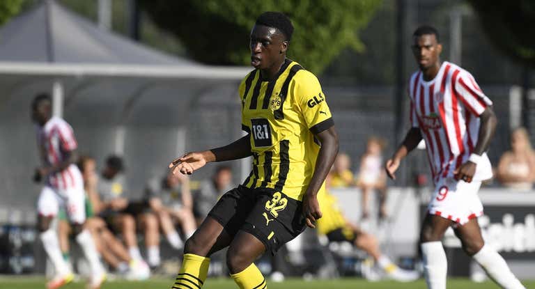 Abdoulaye Kamara, durante un partido con el Dortmund.