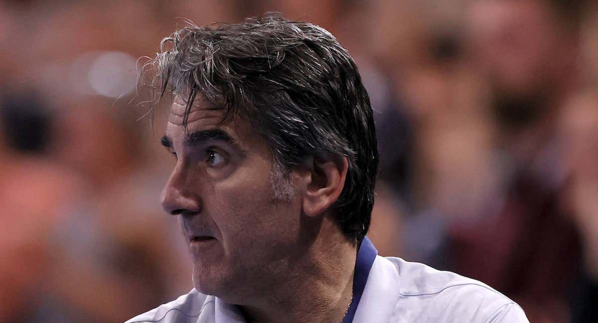 Carlos Ortega, entrenador del FC Barcelona, en un partido de Champions. /MARTIN ROSE / GETTY