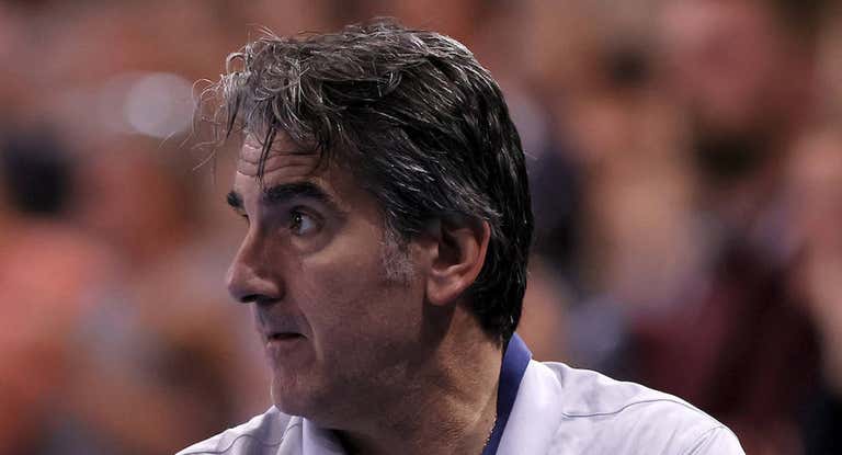 Carlos Ortega, entrenador del FC Barcelona, en un partido de Champions.