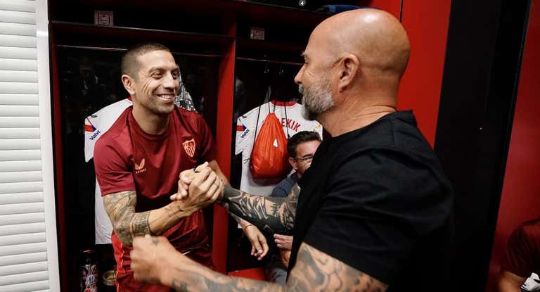 Jorge Sampaoli saluda a Papu Gómez.