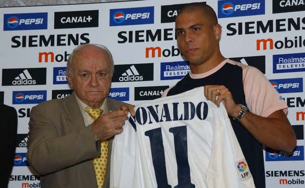 Di Stéfano y Ronaldo durante la presentación del brasileño.  GETTY