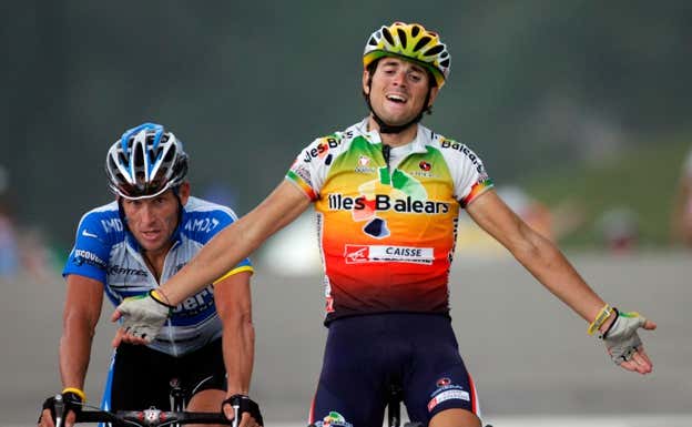 Alejandro Valverde se impone en Courchevel, primer final en alto de su primer Tour de Francia en 2005, sobre Lance Armstrong.  GETTY IMAGES