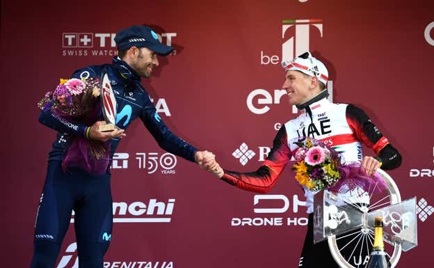Alejandro Valverde y Tadej Pogacar se saludan en el podio de la Strade Bianche 2022.  GETTY IMAGES