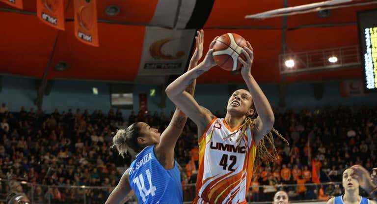 Brittney Griner lanza a canasta ante el Perfumerías Avenida.