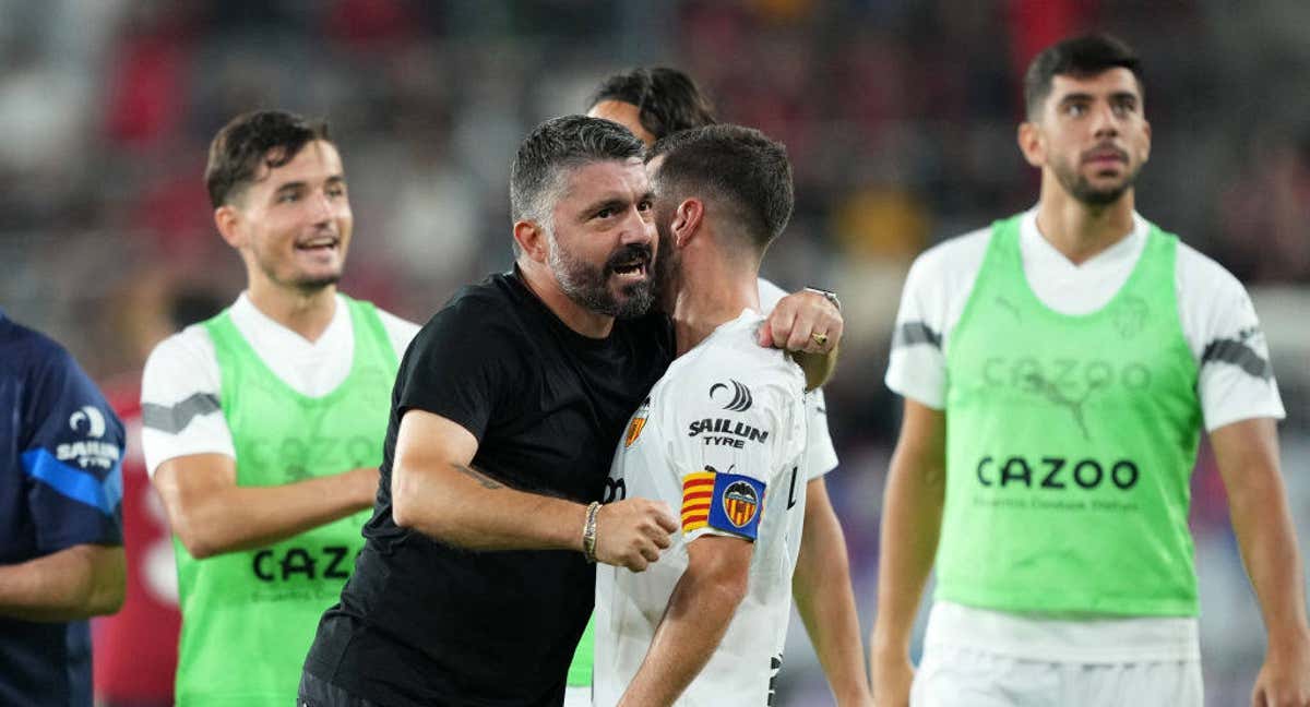 Gattuso celebra con Gayà el triunfo. /GETTY