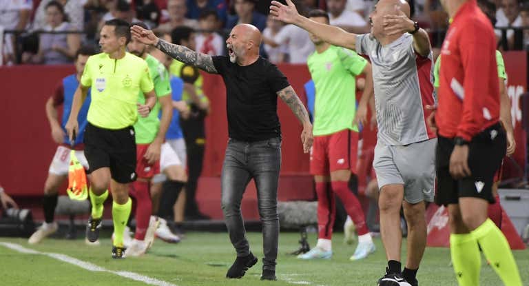 Jorge Sampaoli, en el área técnica dirigiendo a su equipo.
