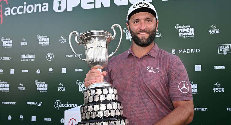 Jon Rahm, esta tarde, con tercer trofeo de campeón del Open de España.