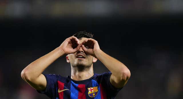 Pedri afina su suerte y las gafas por fin lucen