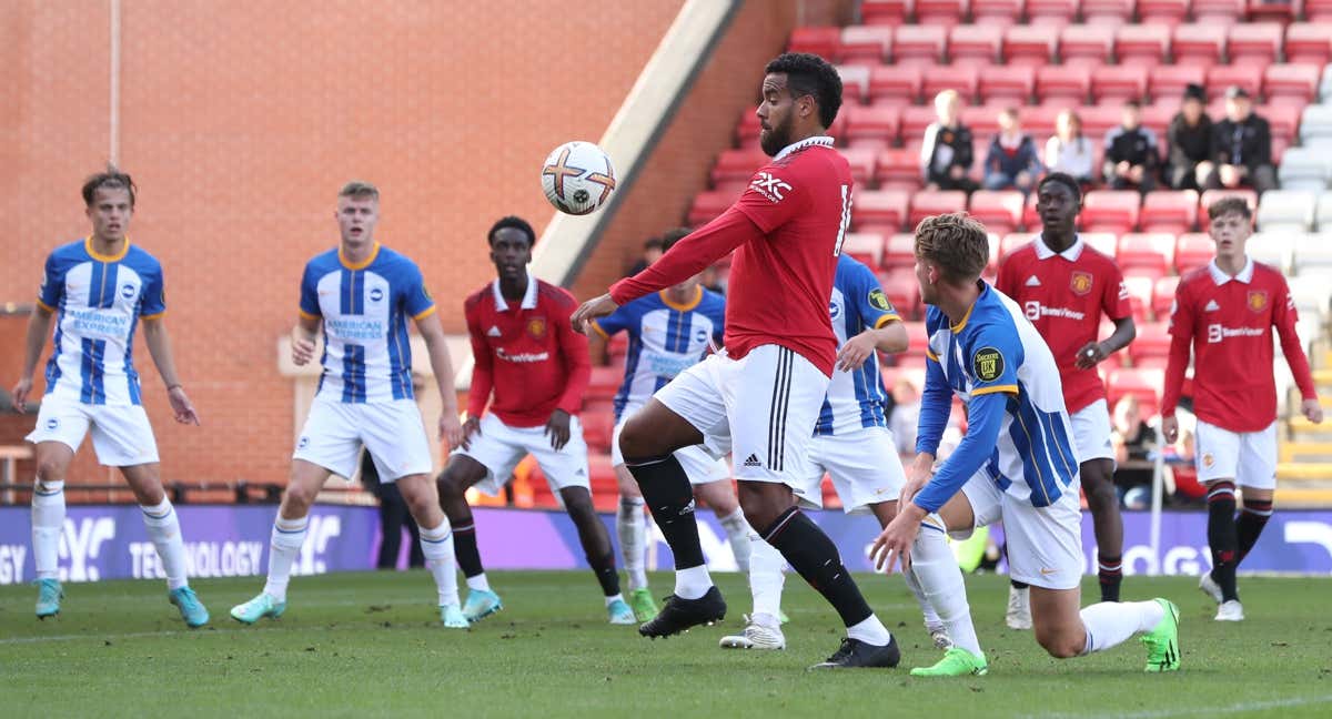 Tom Huddlestone juega con el Manchester United./Getty Images