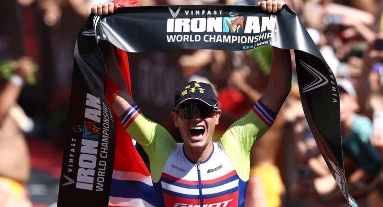Gustav Iden justo tras cruzar la meta en Kona.