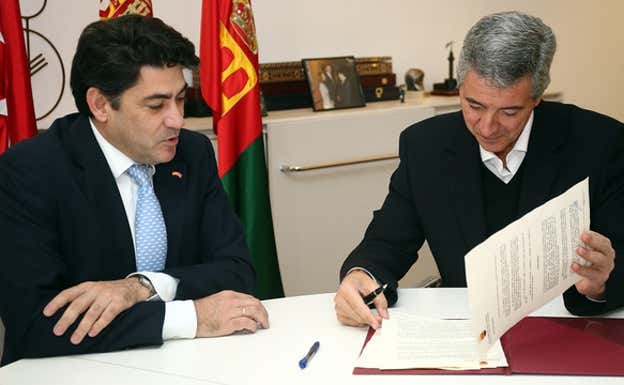 David Pérez, alcalde de Alcorcón en 2018, firmando junto a Gil Marín el acuerdo por la Ciudad Deportiva.