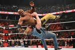 Lesnar regresa a Raw, destroza a Lashley y pone en bandeja un título a Rollins