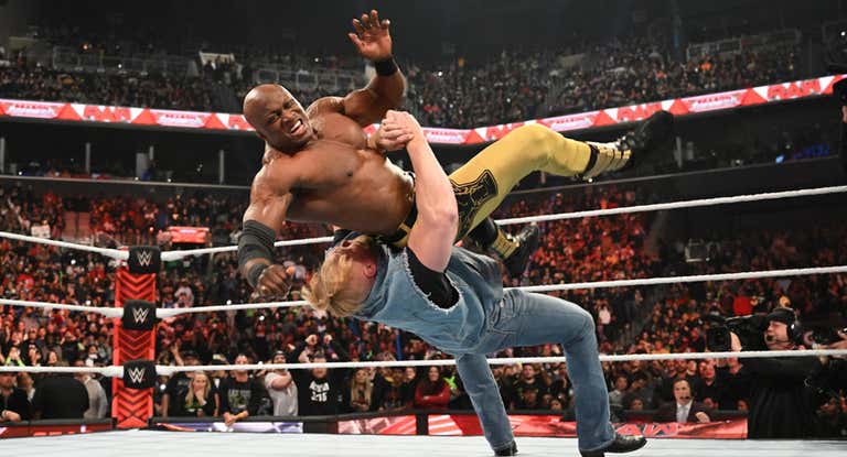 Brock Lesnar ataca a Bobby Lashley en Raw.