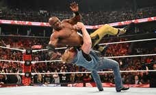 Lesnar regresa a Raw, destroza a Lashley y pone en bandeja un título a Rollins