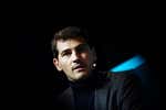 Las dos caras del tuit en la cuenta de Iker Casillas