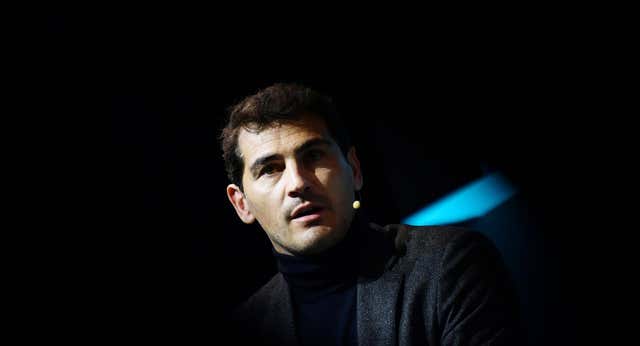 Las dos caras del tuit en la cuenta de Iker Casillas