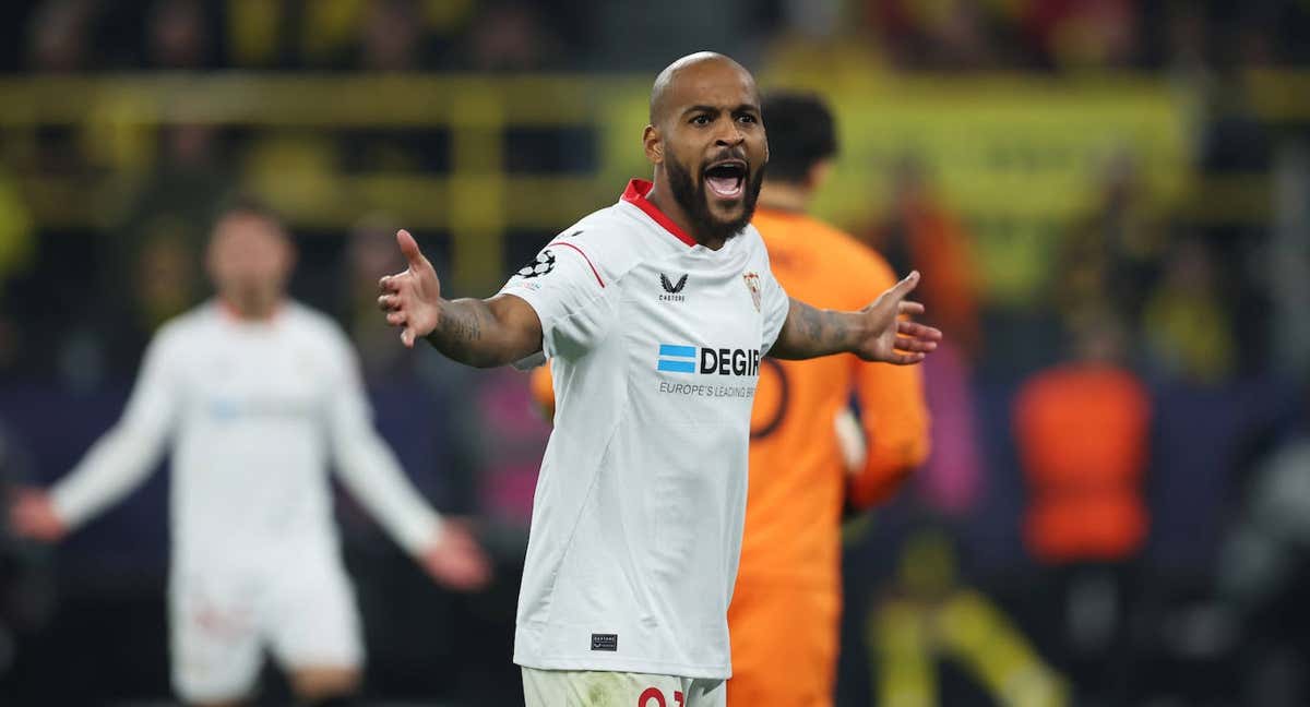 Marcão, defensa del Sevilla, durante el partido ante el Borussia Dortmund. /GETTY IMAGES