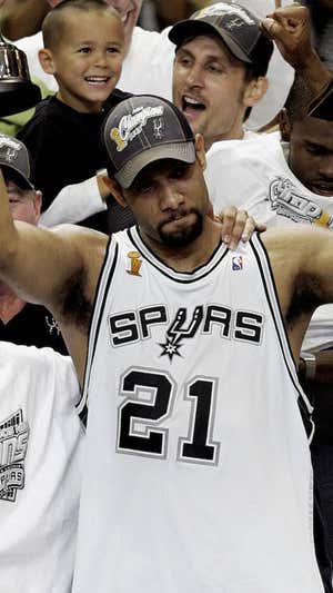 Tim Duncan, ganador de cinco anillos con los Spurs. GETTY IMAGES