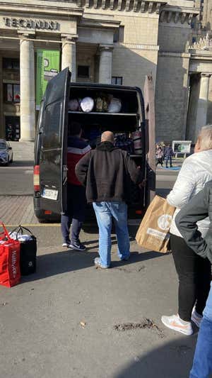 Una furgoneta con ayuda humanitaria antes de ir a Kiev.  RELEVO