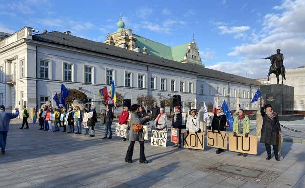 Protesta por la paz en el centro de Varsovia.  RELEVO