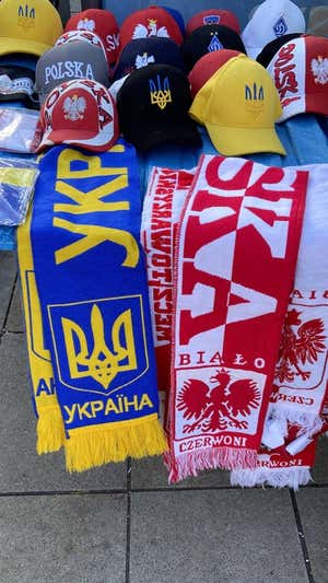 Las banderas de las selecciones de Ucrania y Polonia.  RELEVO