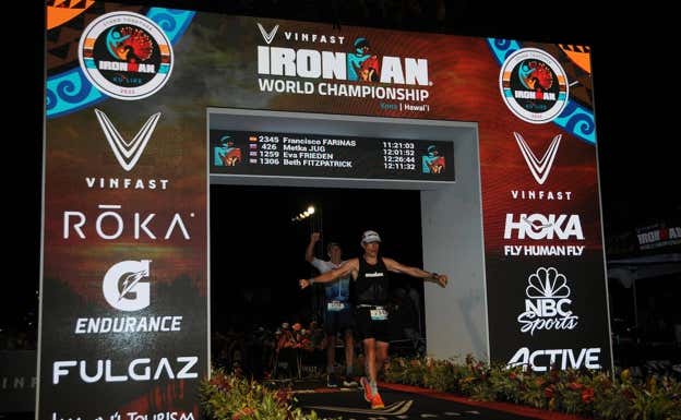 Kiko Fariñas cruzando la meta en Kona  Ironman