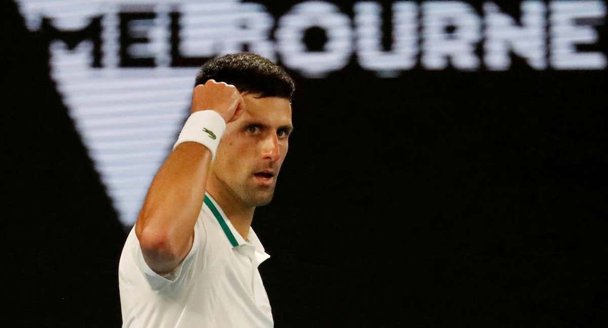 Novak Djokovic saluda, puño arriba, en el torneo de Melbourne la pasada temporada.