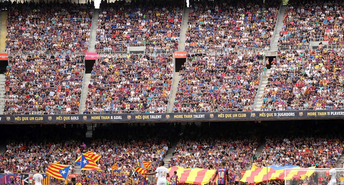 Las gradas del Camp Nou durante el partido ante el Elche.