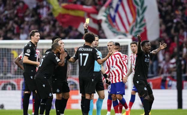 Danny Makkelie rectificó su decisión y mostró amarilla a Buchanan.  GETTY