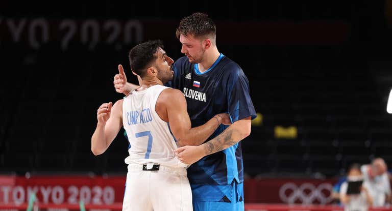 Campazzo y Doncic, en un partido entre Argentina y Eslovenia.