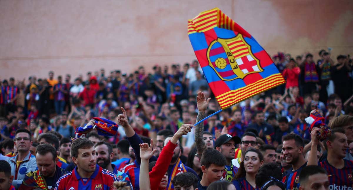 Los aficionados, a punto de entrar al Camp Nou.