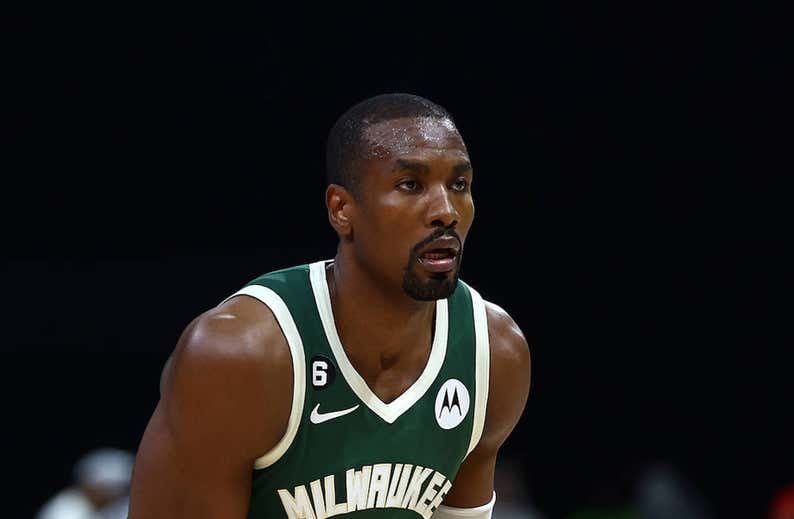 Un nuevo Serge Ibaka para los Bucks