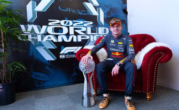 Max Verstappen, con su título de campeón del mundo.  GETTY