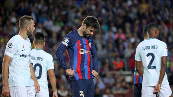 Piqué, cabizbajo durante el partido contra el Inter. /GETTY