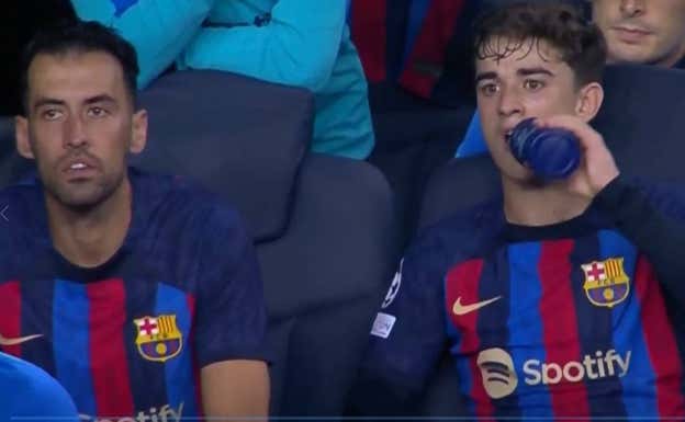 Busquets, abatido en el banquillo tras remontar el Inter el 1-0 inicial de Dembélé.  MOVISTAR