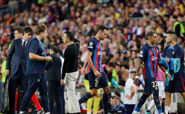 Busquets y Raphinha, tras ser sustituidos ante el Inter.  GETTY