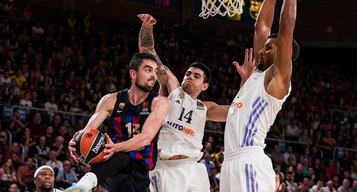 Satoransky busca el pase bajo aro ante Deck y Cornelie.